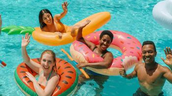 Familie in Schwimmreifen